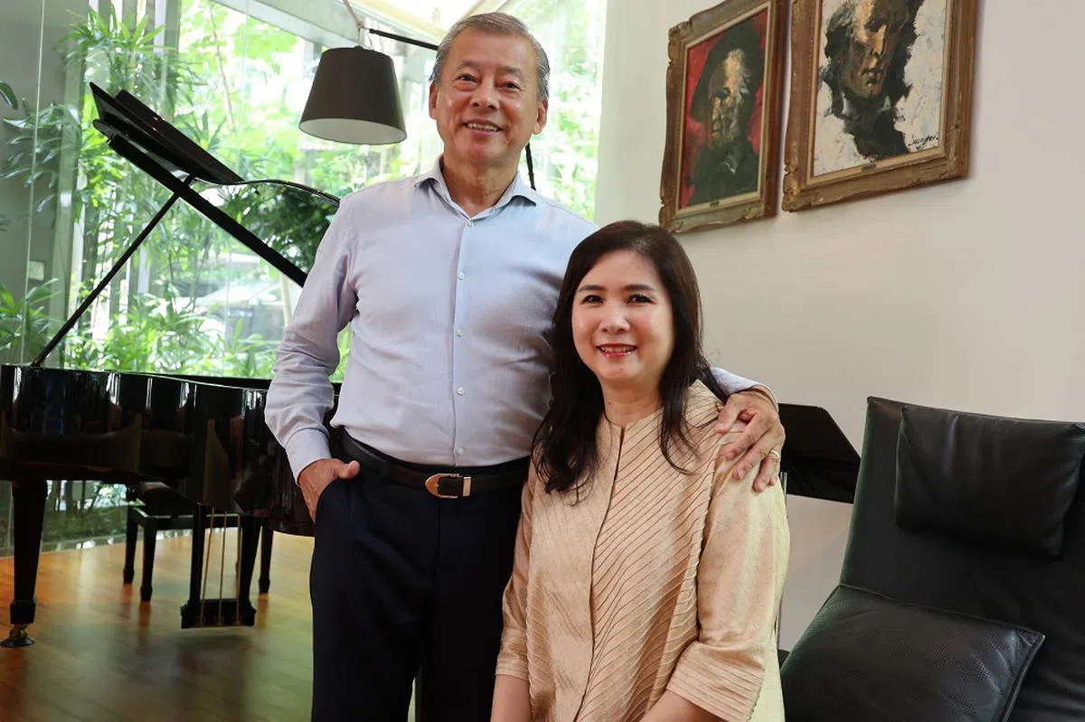 吴振华（左）与李丽恩（右）结婚21年，育有四名子女，其中三名是吴振华与原配所生。（新明日报）