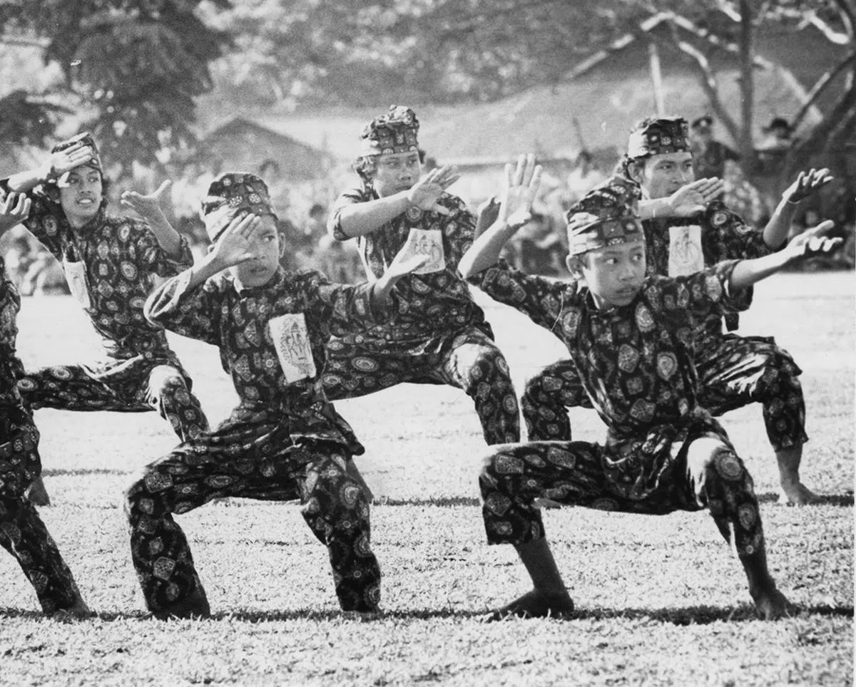 在武吉班让中学庆典上一展身手的马来武术表演者。（海峡时报）