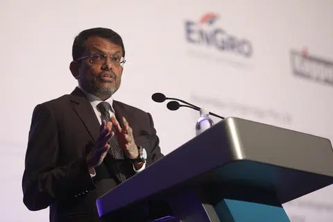 新加坡金融管理局局长孟文能（Ravi Menon）1月22日在论坛的讲话，似乎预示着移民政策可能松绑的玄机。（联合早报）