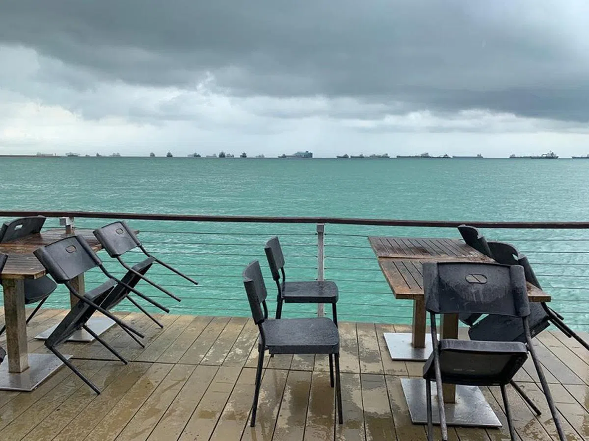 Rays Beach House的临海用餐区。（叶孝忠摄）