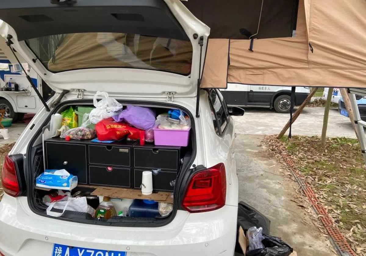  POLO车后车厢全装满了上路的必需品。（搜狐新闻） 