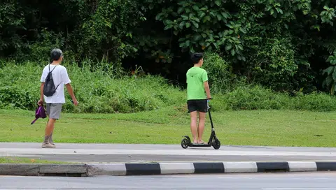 脚踏车和电动踏板车等个人代步工具使用者在人行道时，合法的最高时速从15公里减至10公里。(联合早报）