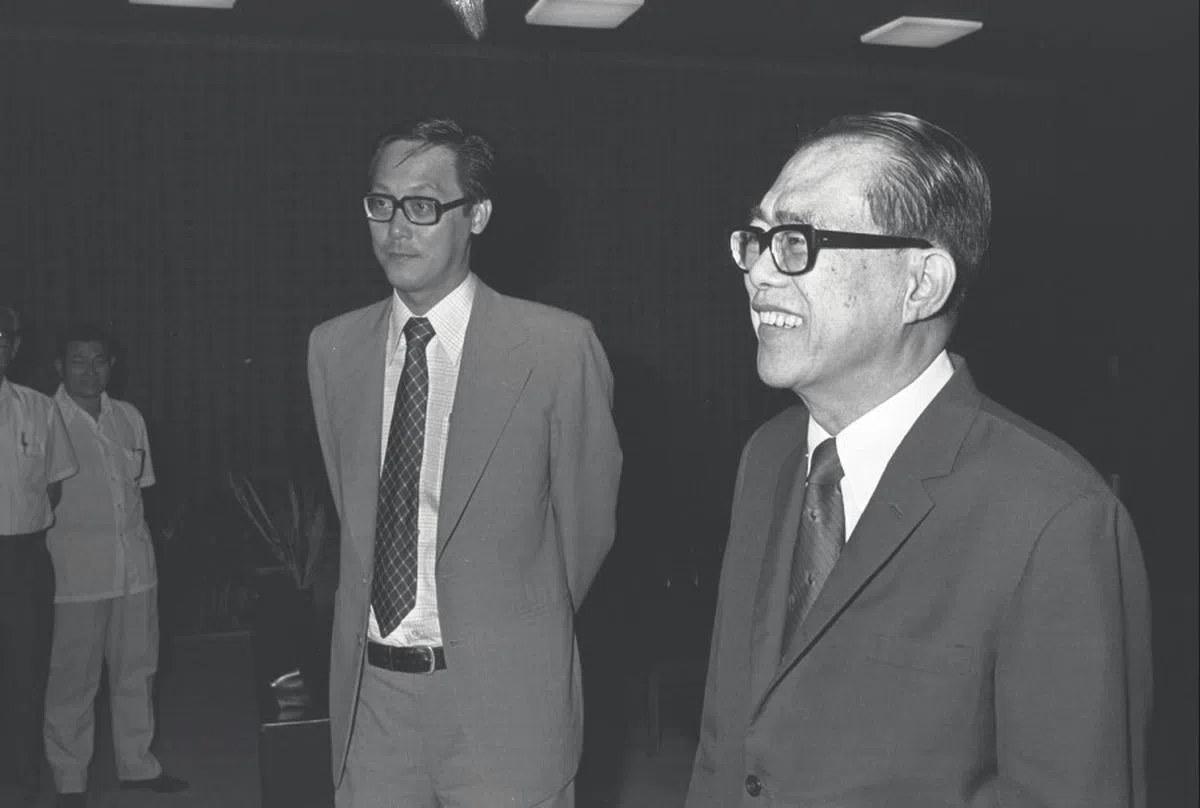 韩瑞生（右）与吴作栋在峇耶利巴机场，准备启程前往芭提雅出席1977年的亚细安经济部长会议。（海峡时报）