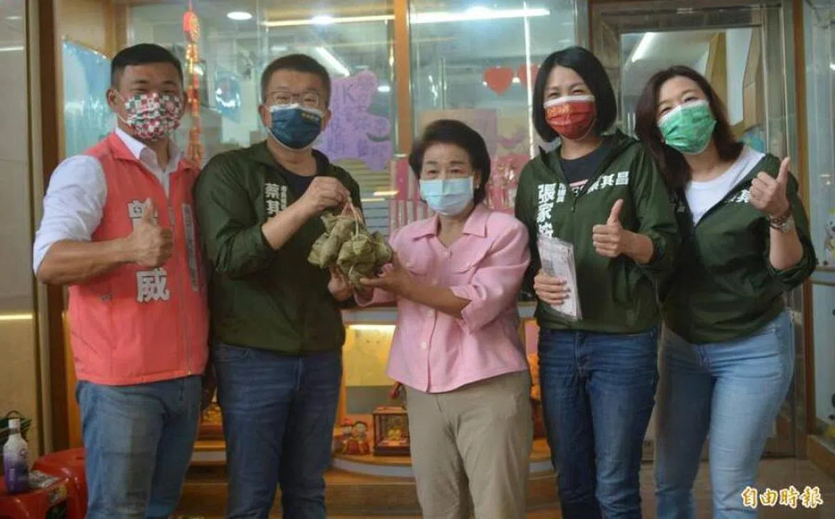 台中市长候选人蔡其昌（左二）接过支持者送的粽子。（自由时报）