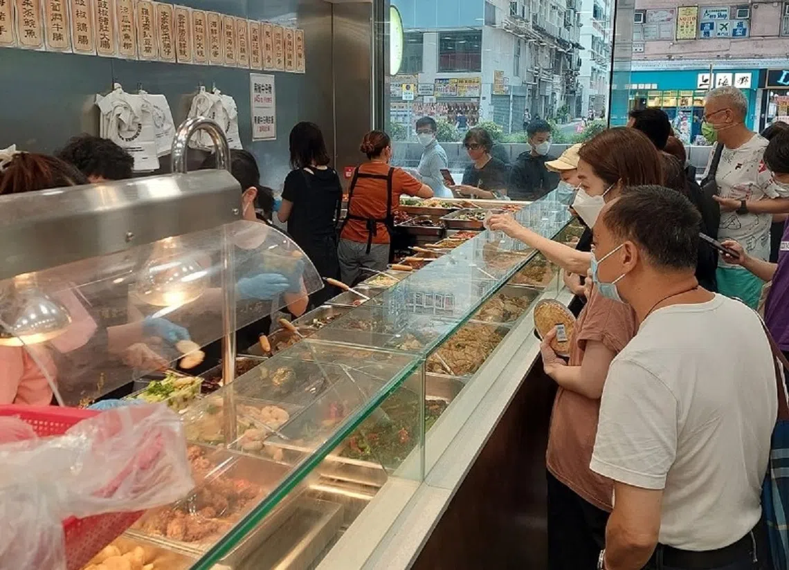 平民化的兩餸饭近几个月在香港掀起热潮。（取自香港两餸饭关注组面簿）