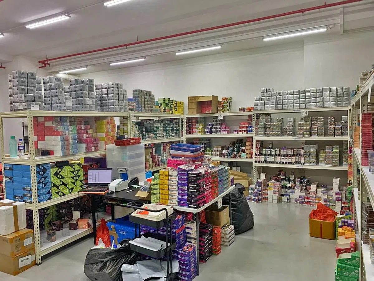 今年3月底，警方和卫生科学局破获了超过8万5000个电子烟和相关配件，估计黑市价超过220万新元。（卫生科学局脸书）