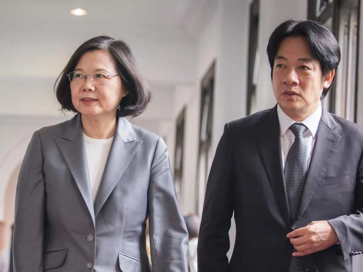  台湾行政院长赖清德（右）去年底对外表示，将由教育部研究以英文作为第二官方语文来拯救台湾的“菜英文”，引起台湾内外人士的关注。（互联网） 