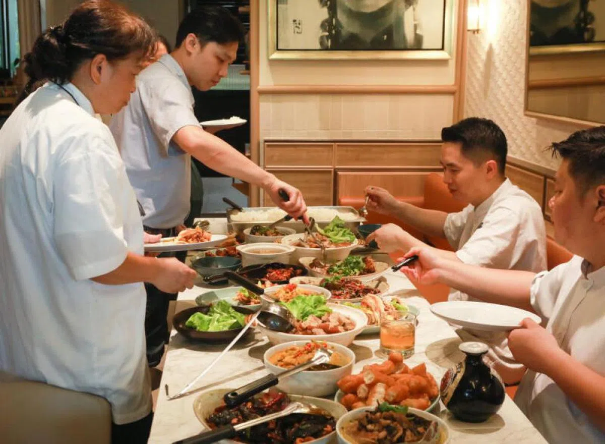 Rempapa的员工正在享用员工餐。（海峡时报）