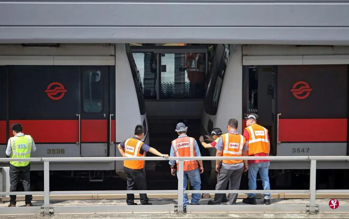 两列地铁列车昨早在裕群站发生碰撞，工程人员到了下午接近4时，现场初步调查告一段落后才把列车移走。（联合早报）
