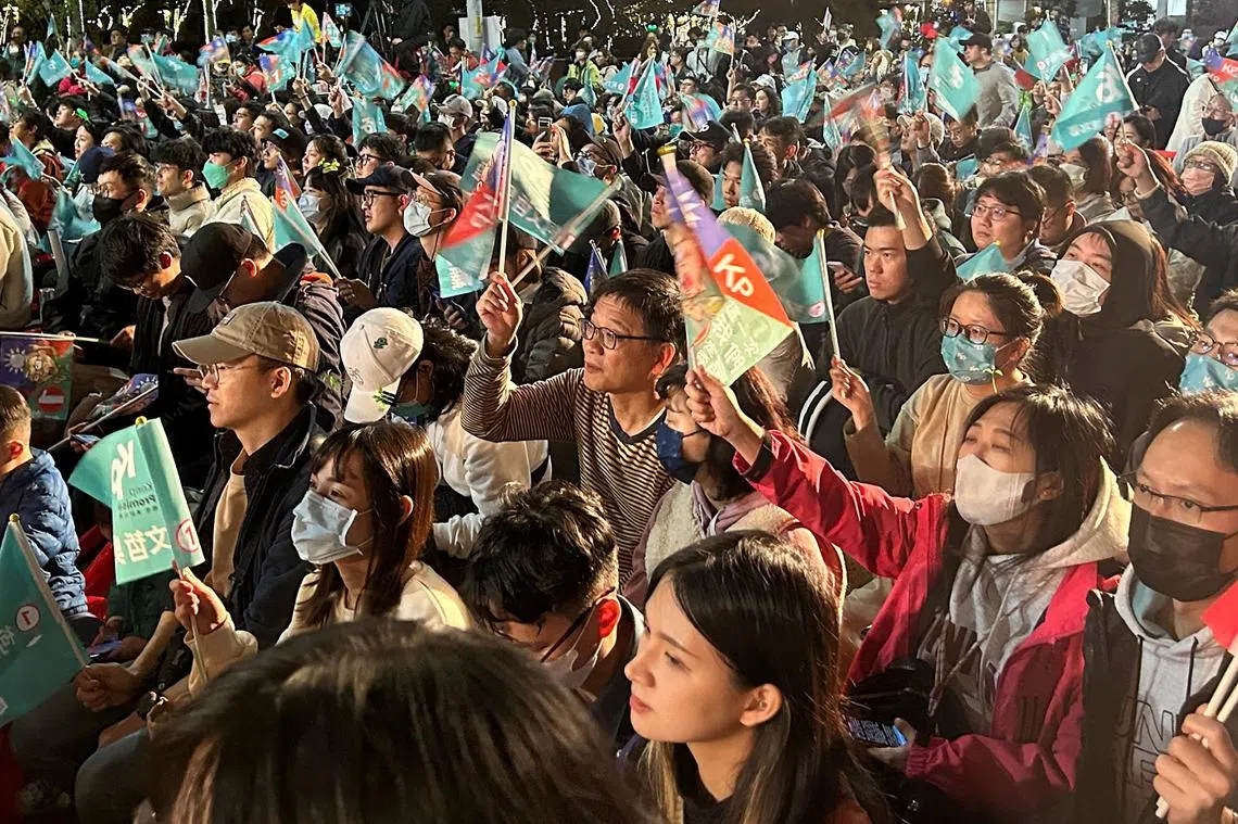 民众党1月12日选前之夜的群众大会上，支持者多为年轻面孔。（路透社）