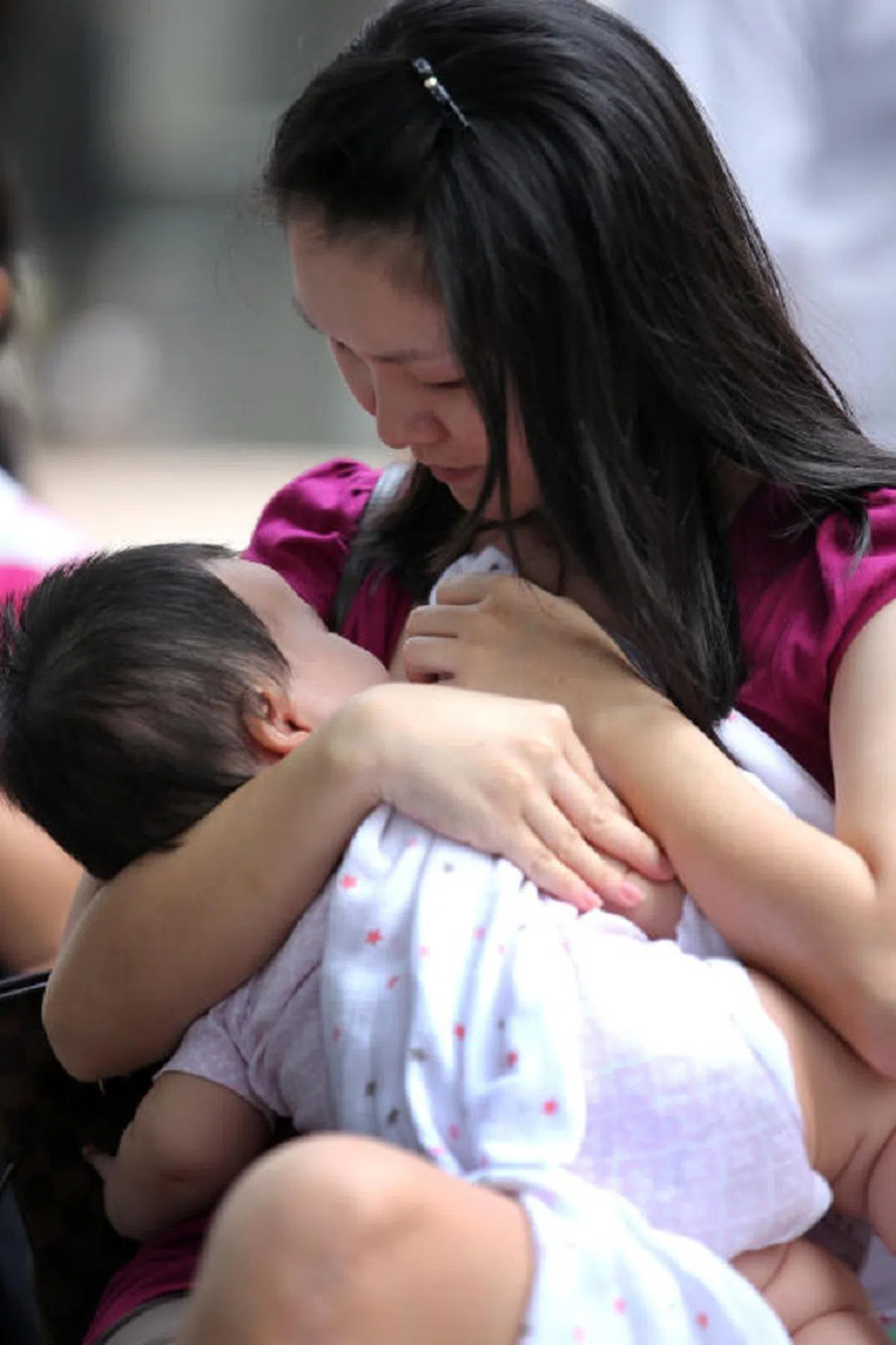 妈妈正在哺乳孩子。（新报）