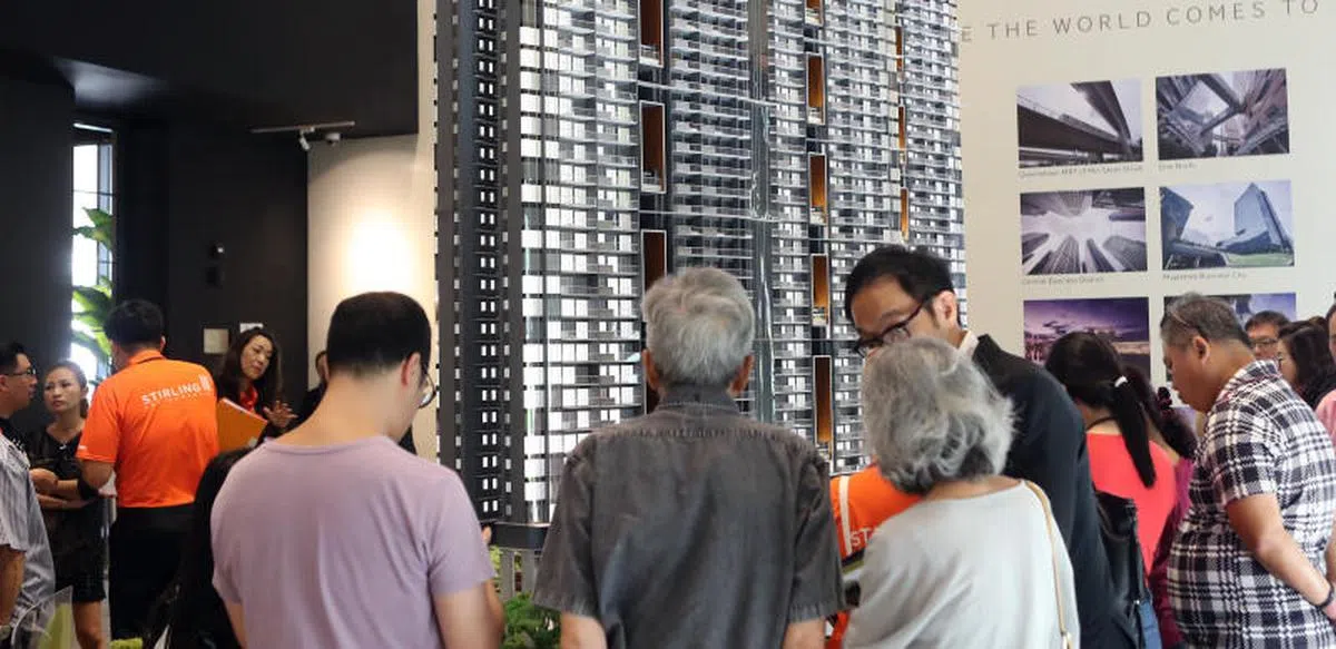  今年7月，政府宣布新一轮房产降温措施，女皇镇的霸级私宅项目尚景苑（Stirling Residences）示范单位仍吸引不少潜在买家前去看房。（联合早报） 