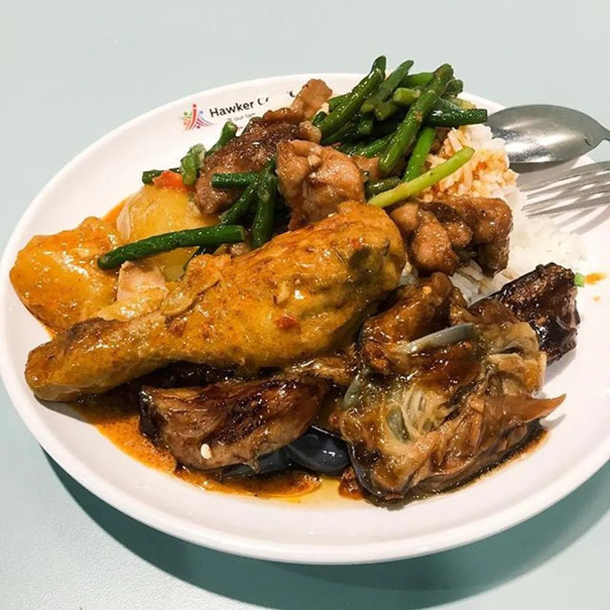  整盘咖喱菜饭只看到丰富的“料”，可以猜想有多好吃。 