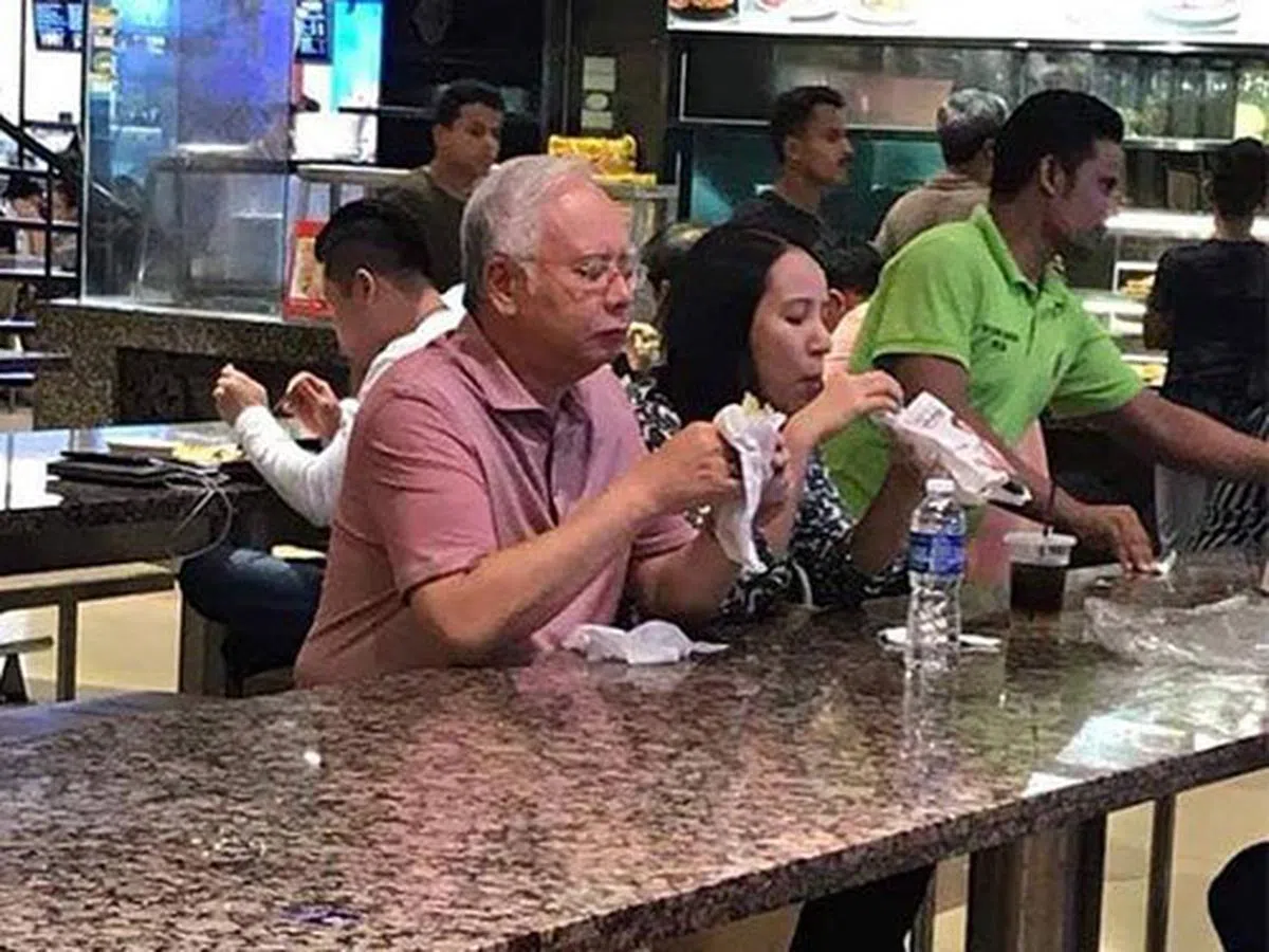  纳吉日前被网友拍到和女儿诺丽雅娜在食阁喝下午茶。（互联网） 