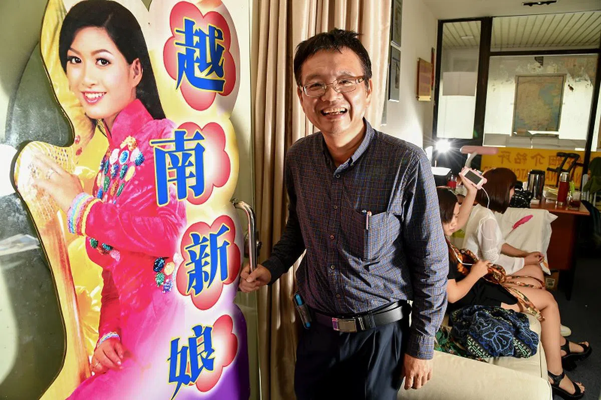 婚姻介绍所负责人林马可发现，即便公司旗下许多顾客年纪较大，但也有越来越多20多岁和30多岁的男子上门，希望能通过他的帮忙找到真爱。（海峡时报）