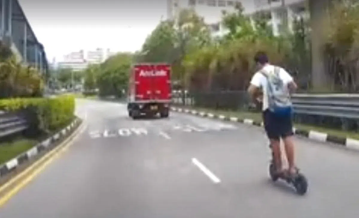  越来越多人踩着电动滑板车就敢敢上路。（互联网） 