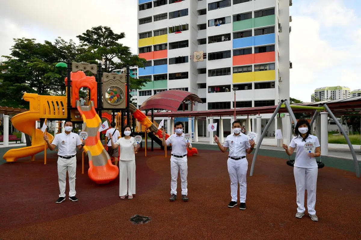  领军东海岸集选区人民行动党团队的副总理兼财政部长王瑞杰（中）和同区第四代候选人陈杰豪（左起）、陈慧玲、孟理齐博士和陈舜娘7月4日走访选区。（海峡时报） 