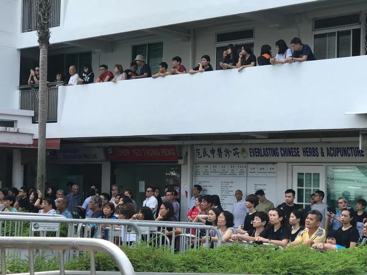  冯伟衷的粉丝们舍不得离开灵堂。（沈泽玮摄） 