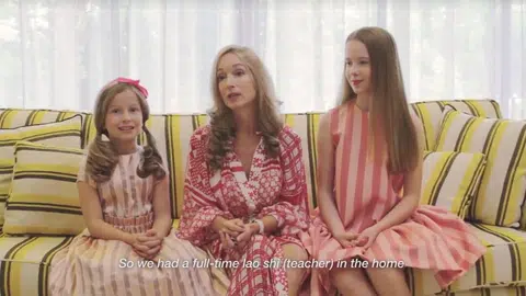 （左起）小蜜蜂罗杰斯、佩奇和乐乐罗杰斯。（视频截图）