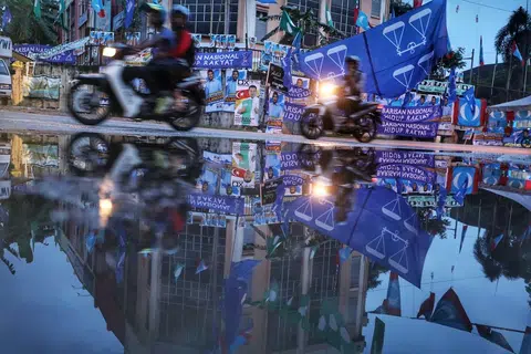 马来西亚上届大选投票日（2018年5月8日），马来西亚选民陆续赶回乡投票。（联合早报）