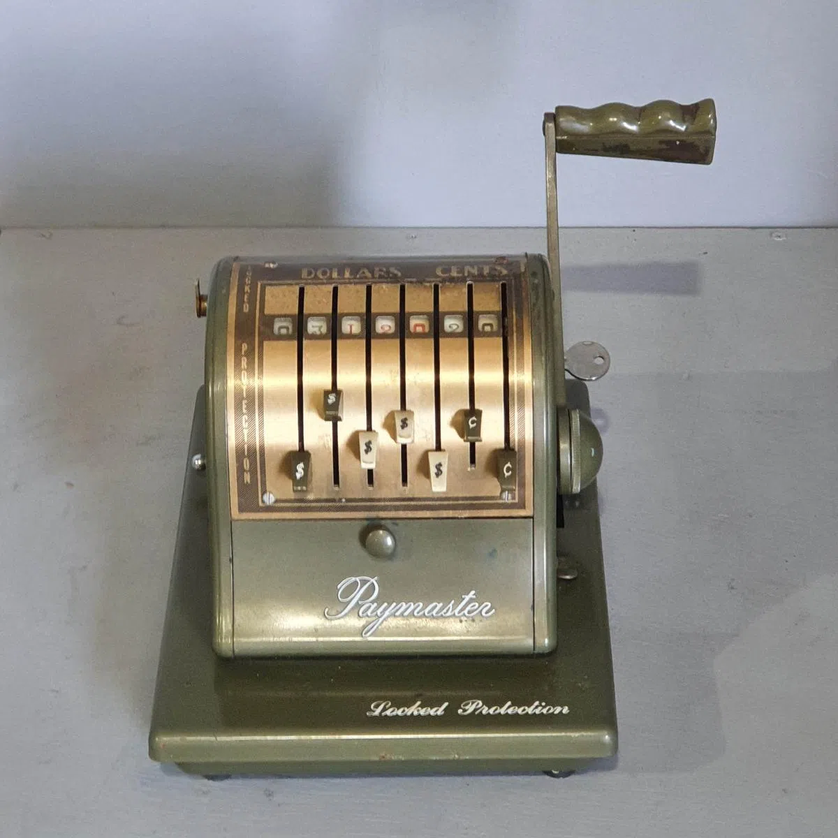 这款充满古早味的支票写入器，有人有印象吗？（互联网）