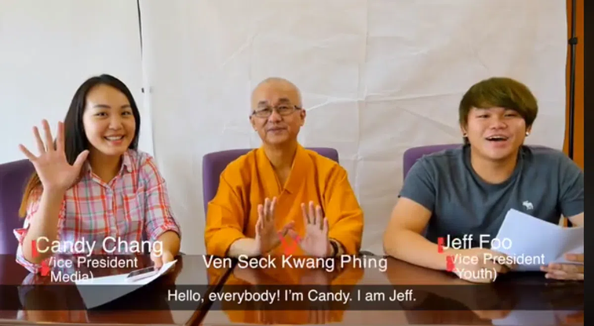  副团长Candy和Jeff与佛总会长释广品法师（中）。（视频截图） 