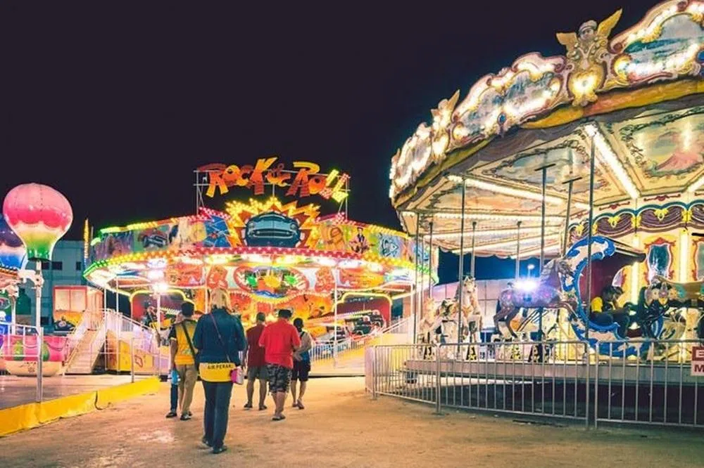 并不一定要玩遍所有设施，边走边逛、拍拍夜景照片，感受游乐园氛围一样也很赞。