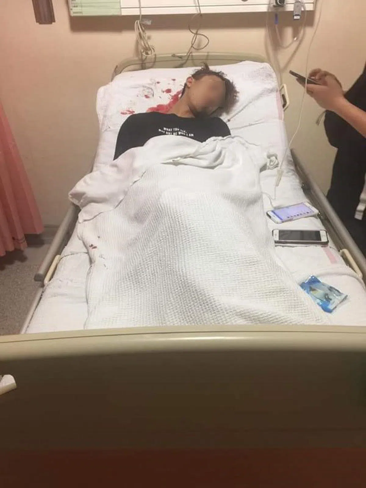  本月初一名青年因为在夜店给一位女生递上柠檬水而被聚众围殴。（中国报） 