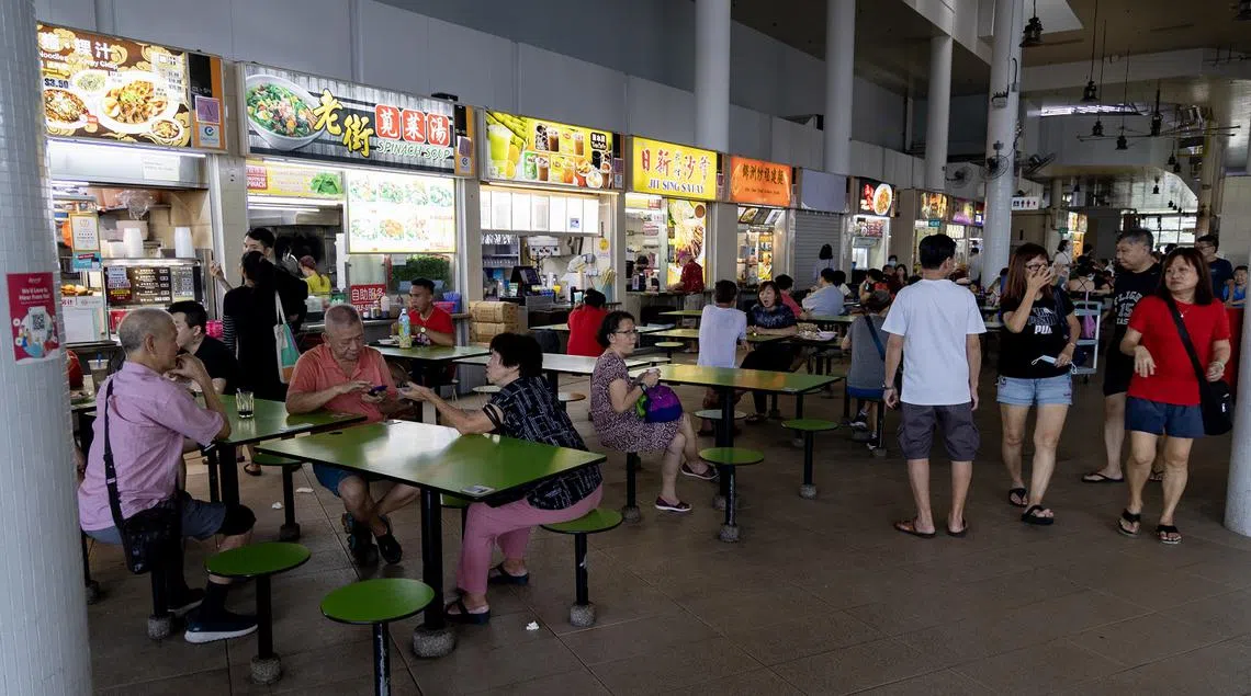 新加坡的小贩中心食物美味价钱也大众化。（联合早报）