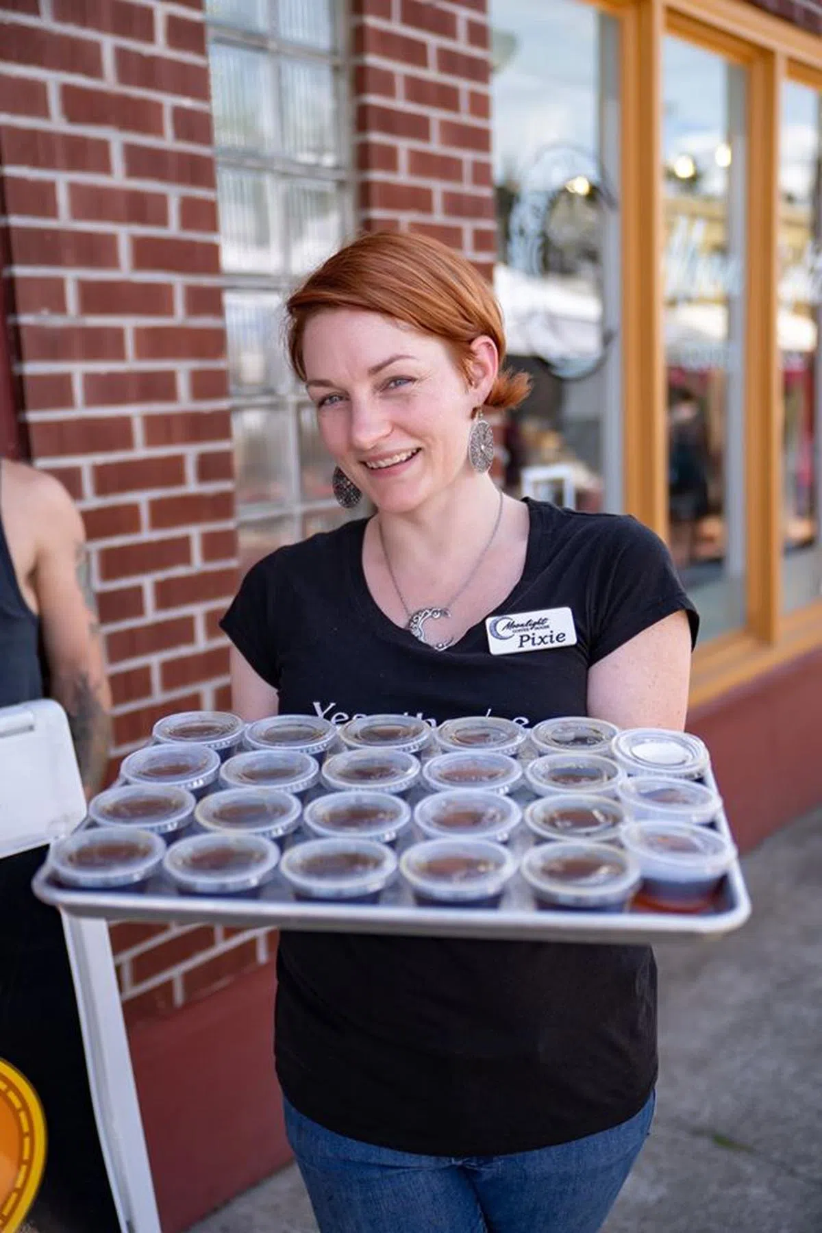  笑容灿烂，阳光正面的月光咖啡店老板娘亚当斯。（面簿） 