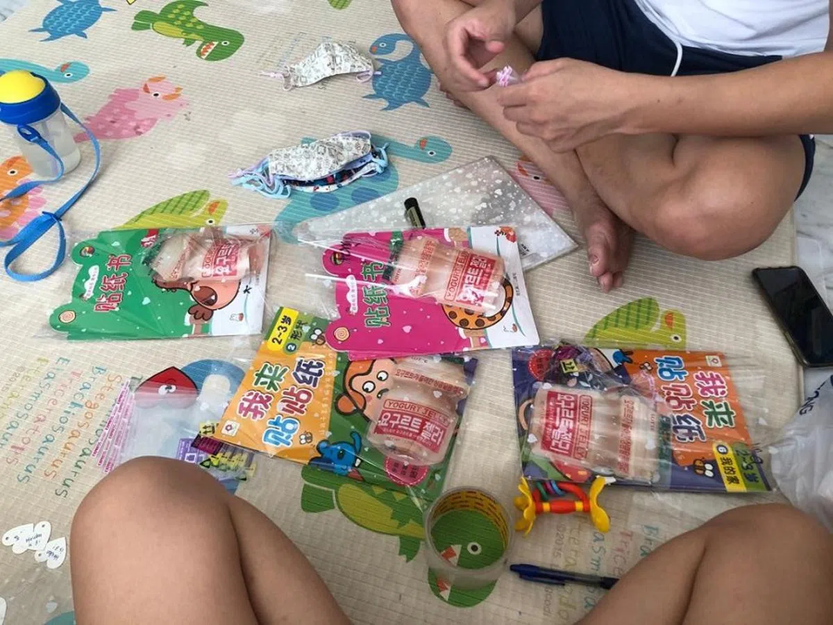 学习华语的贴纸书。（红蚂蚁摄）