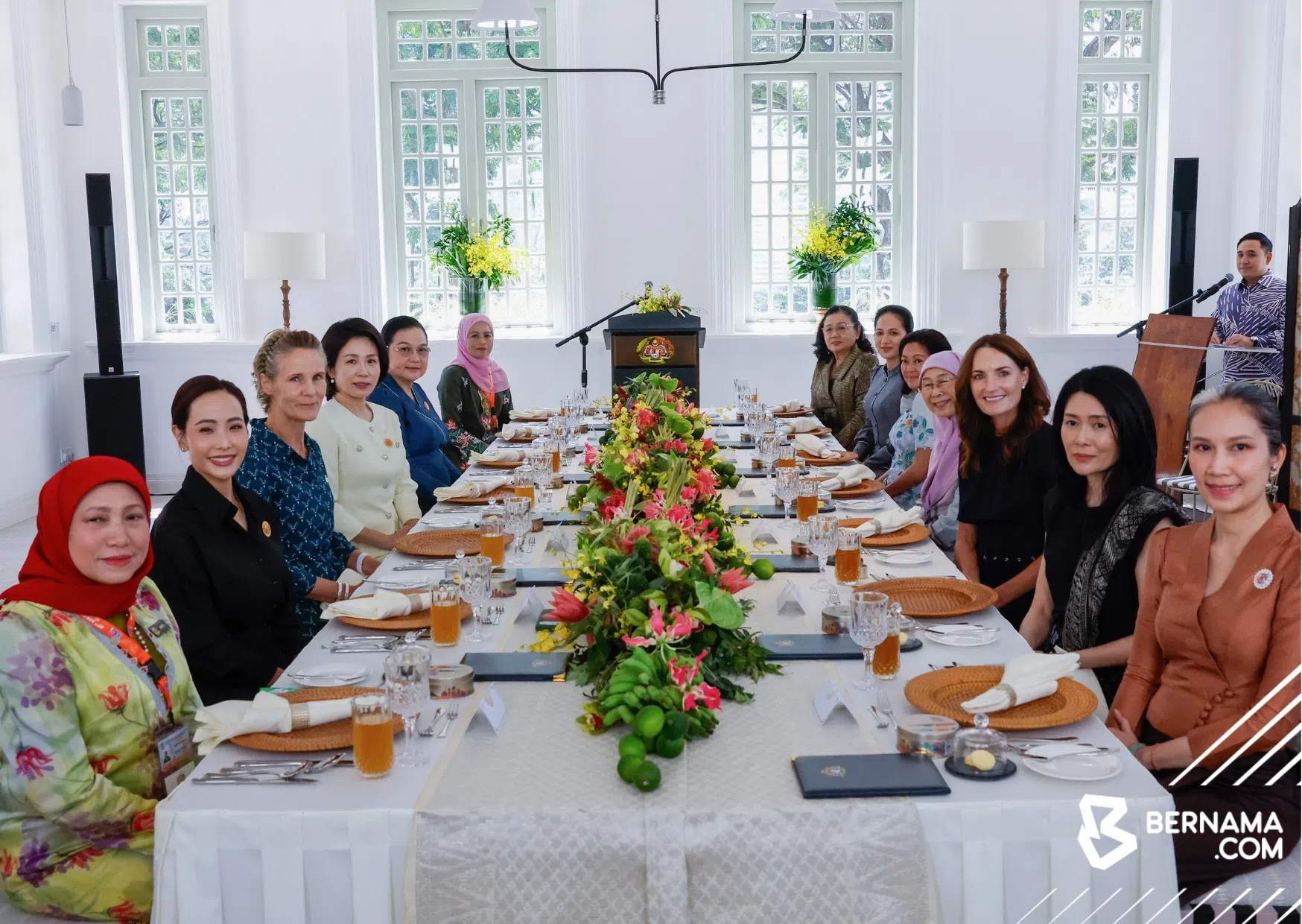 吕子蕊（右二）和其他国家领导人夫人共进午餐。