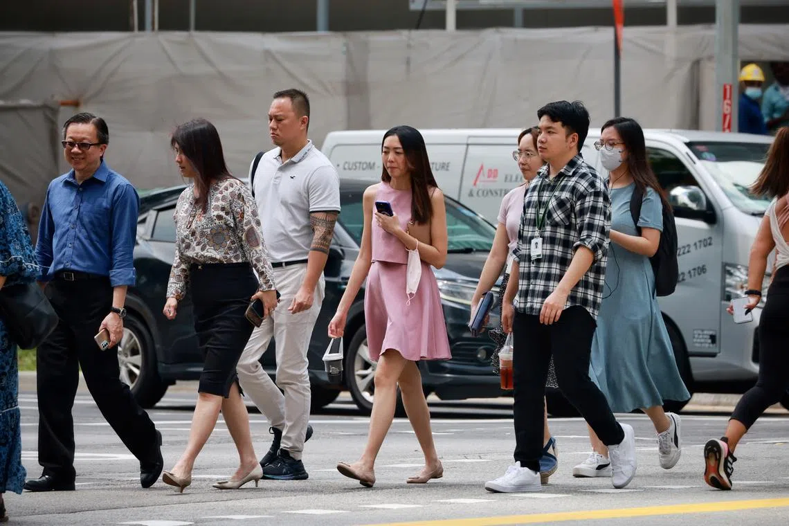 调查显示，本地今年约有八成雇主有意给员工加薪及派发花红。（海峡时报）