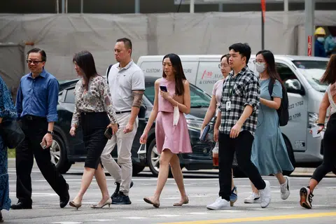 调查显示，本地今年约有八成雇主有意给员工加薪及派发花红。（海峡时报）