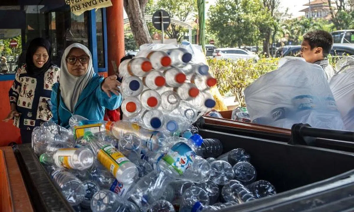  2018年印度尼西亚政府为鼓励人民环保，推出“循环塑料瓶换取免费巴士票”的活动。（法新社） 