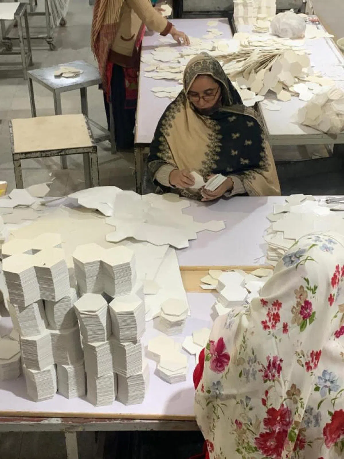 在足球制作工厂，工人切割制作足球所需的面板。（Ziad Haider提供）