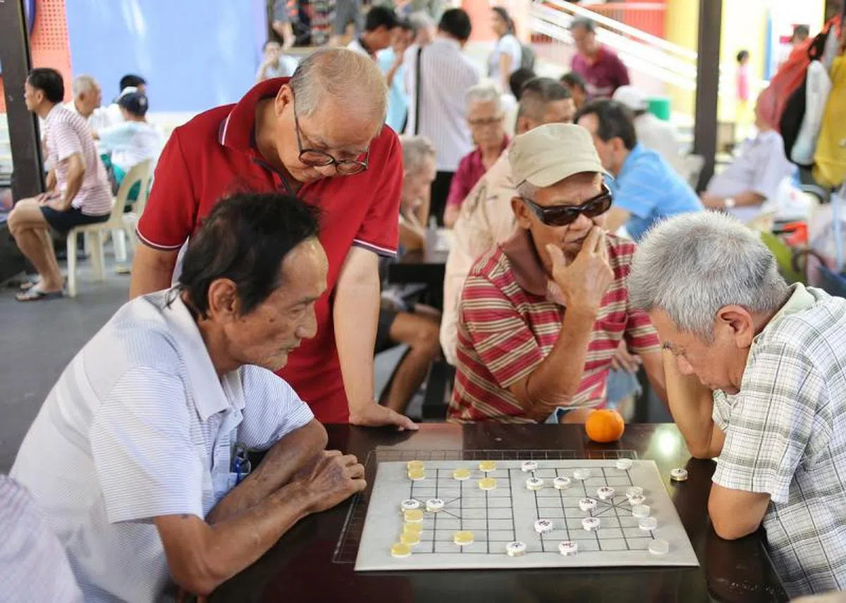  经常在牛车水下棋观棋的大叔阿伯们。（海峡时报） 