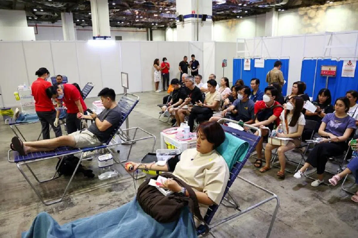 公众在捐血。（联合早报）