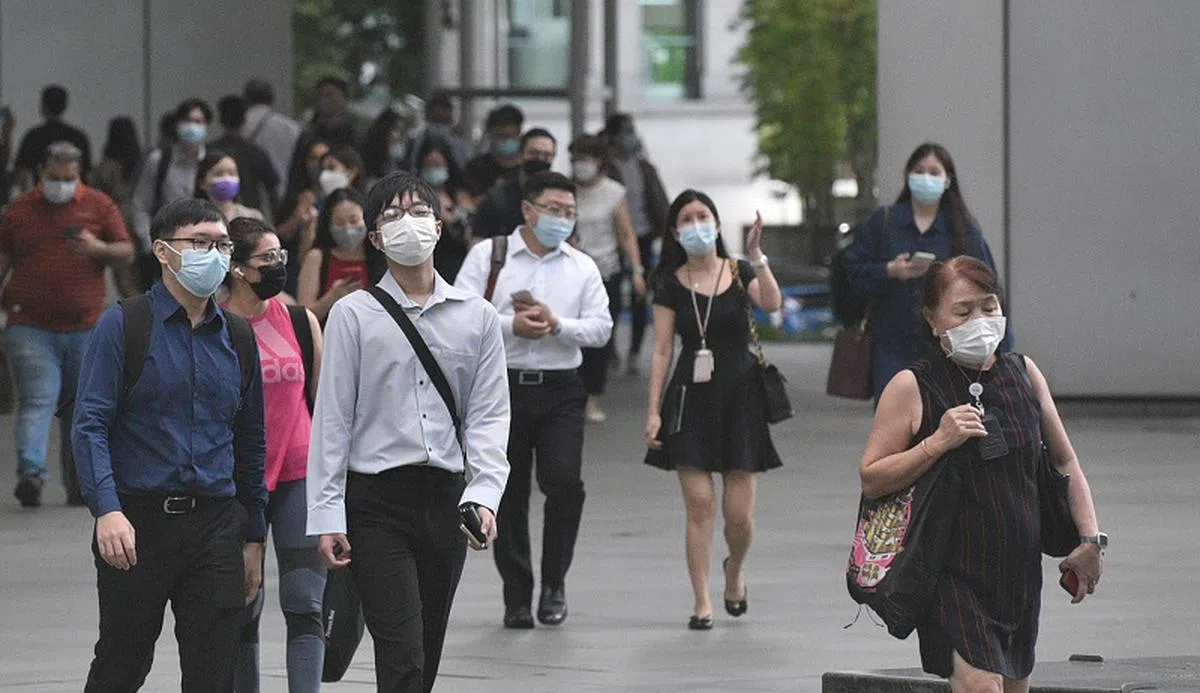 今年，更多本地员工回返公司上班，“过劳”人口相比去年也有所下滑。（海峡时报）