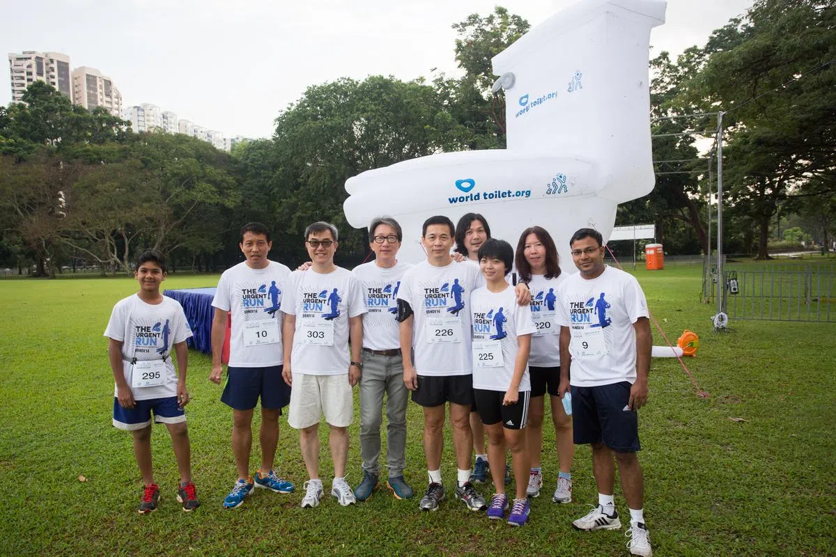  （2014年，世界厕所组织举办了第一届“The Global Urgent Run”，时任人力部长林瑞生和参与者合照（左四）） 