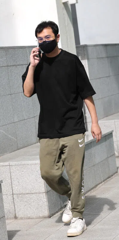 方威捷5月19日出庭时明显憔悴不少，发际线也明显后移，与他早前公开场合的照片相比，判若两人。（新明日报）