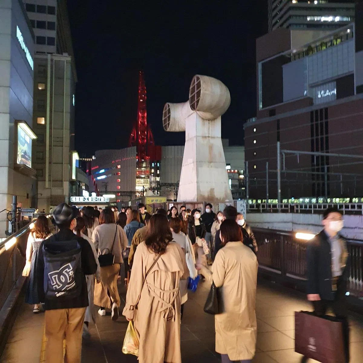  市中心晚上车水马龙，多数人都戴上口罩外出。（作者提供） 