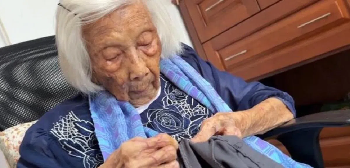 罗老太太年轻时就学会缝纫，和丈夫一起打理裁缝生意。（海峡时报）