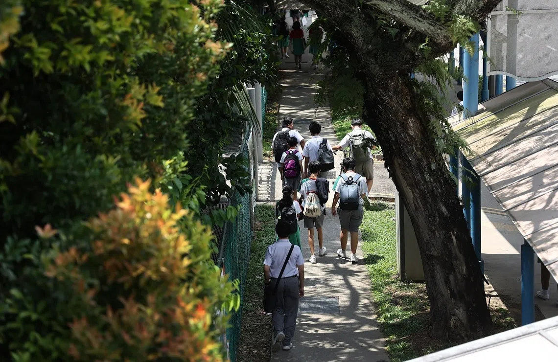 本地中学生放学情况。（海峡时报）