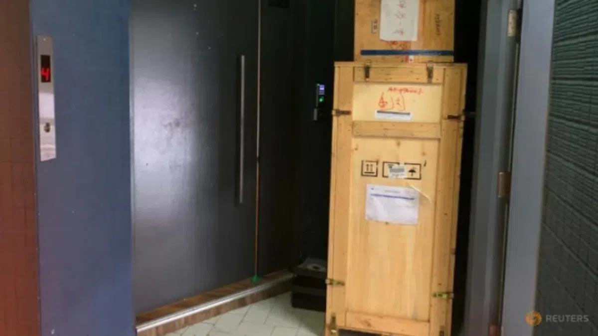  《路透社》走访BN集团设在新加坡的总部时，发现门外堆满木箱子。（路透社） 