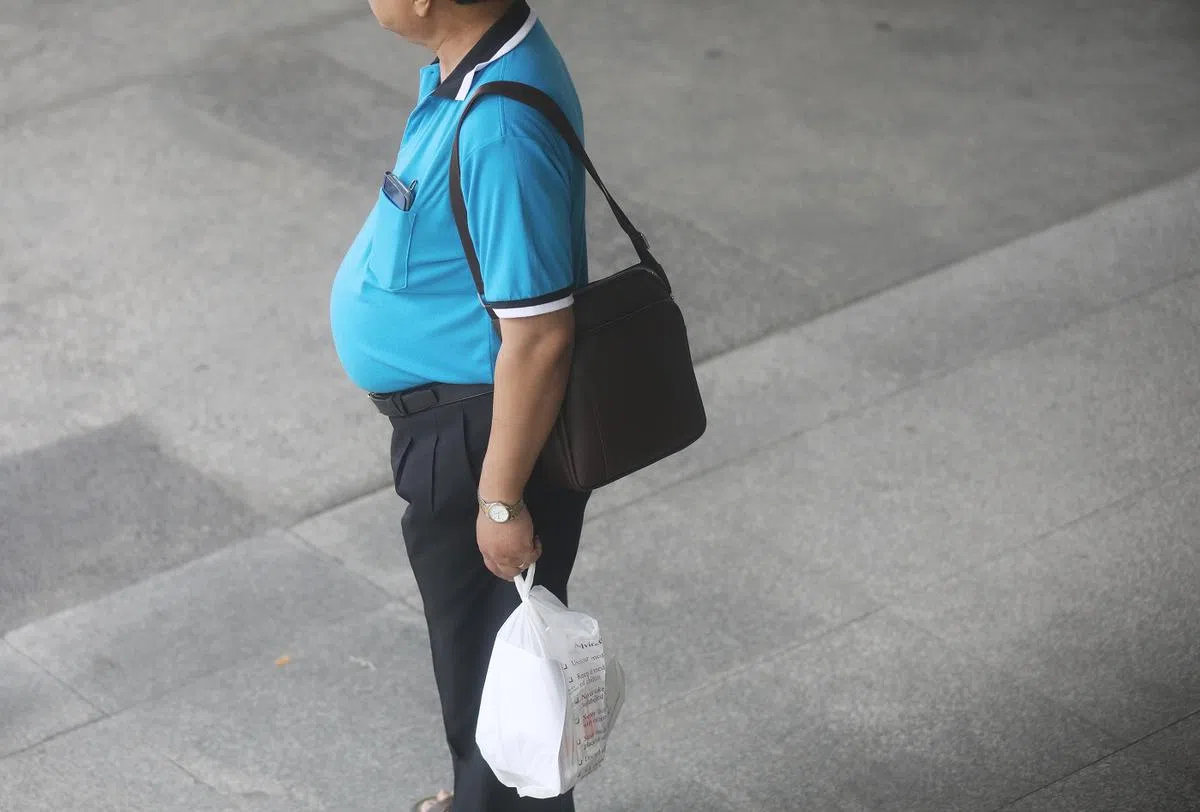 有啤酒肚的人，脂肪都囤积在腹部和腰间，以致腰围比臀围宽。（海峡时报）