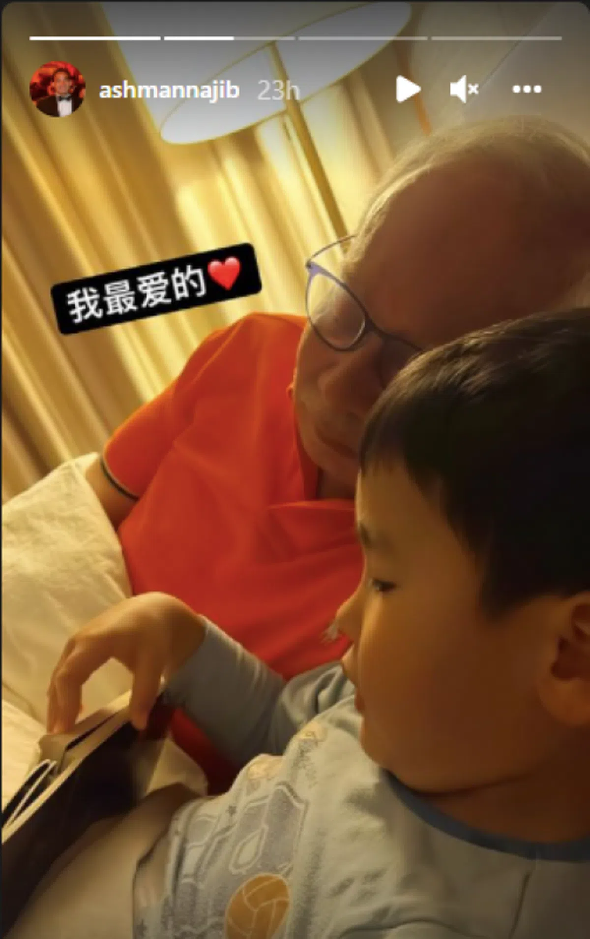 精通华文的季平在Instagram限时动态贴出纳吉陪伴另一外孙的照片，并附注”我最爱的“。（季平Instagram）