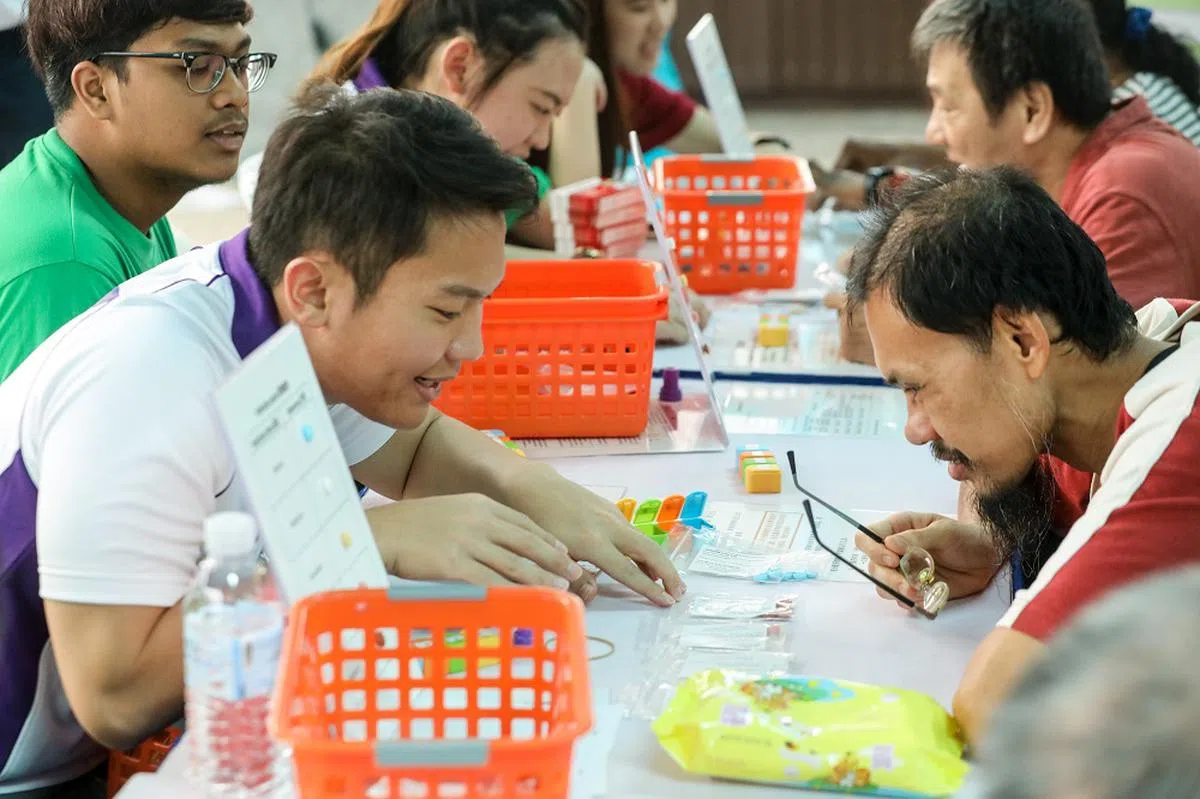 新加坡药剂师协会举办路演活动，为公众讲解正确的服药知识。（联合早报）