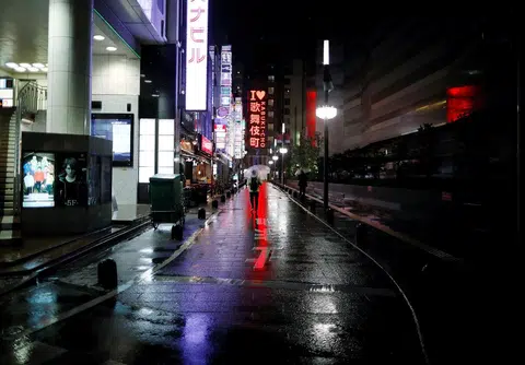 日本宣布4月7日开始封城后，按下暂停键的日本歌舞伎町。（路透社）