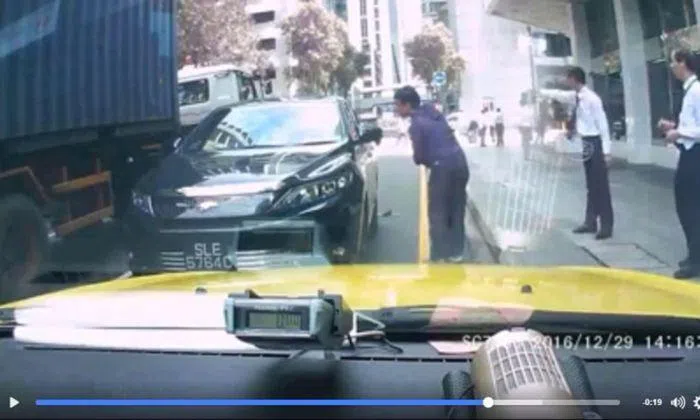 Driver goes against traffic on one-way road, and only moves after being ...